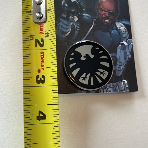 Marvel Nick Fury SHIELD Pin and card - Picture 4 of 4